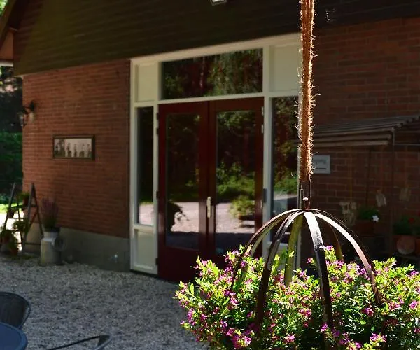 Aan De Beek Bed & Breakfast