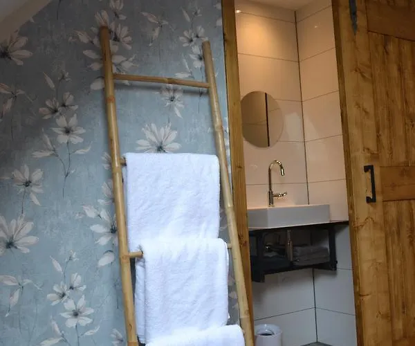 Aan De Beek Bed & Breakfast